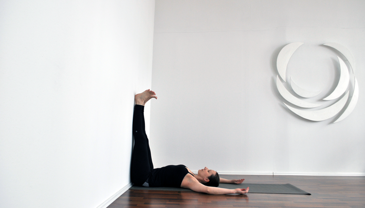 posture de yoga jambes au mur