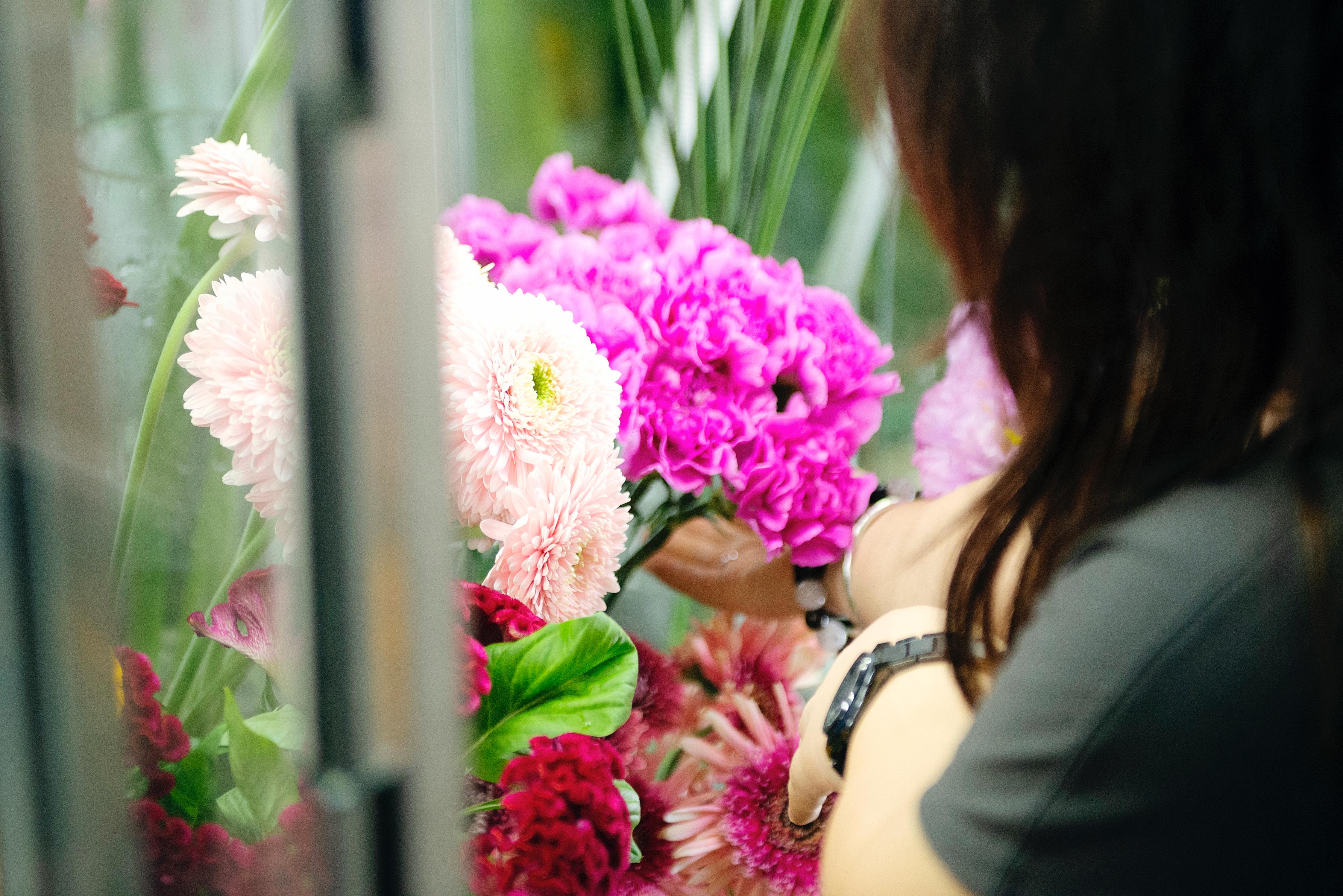 季節ごとに色とりどりの生花が並ぶ店内。