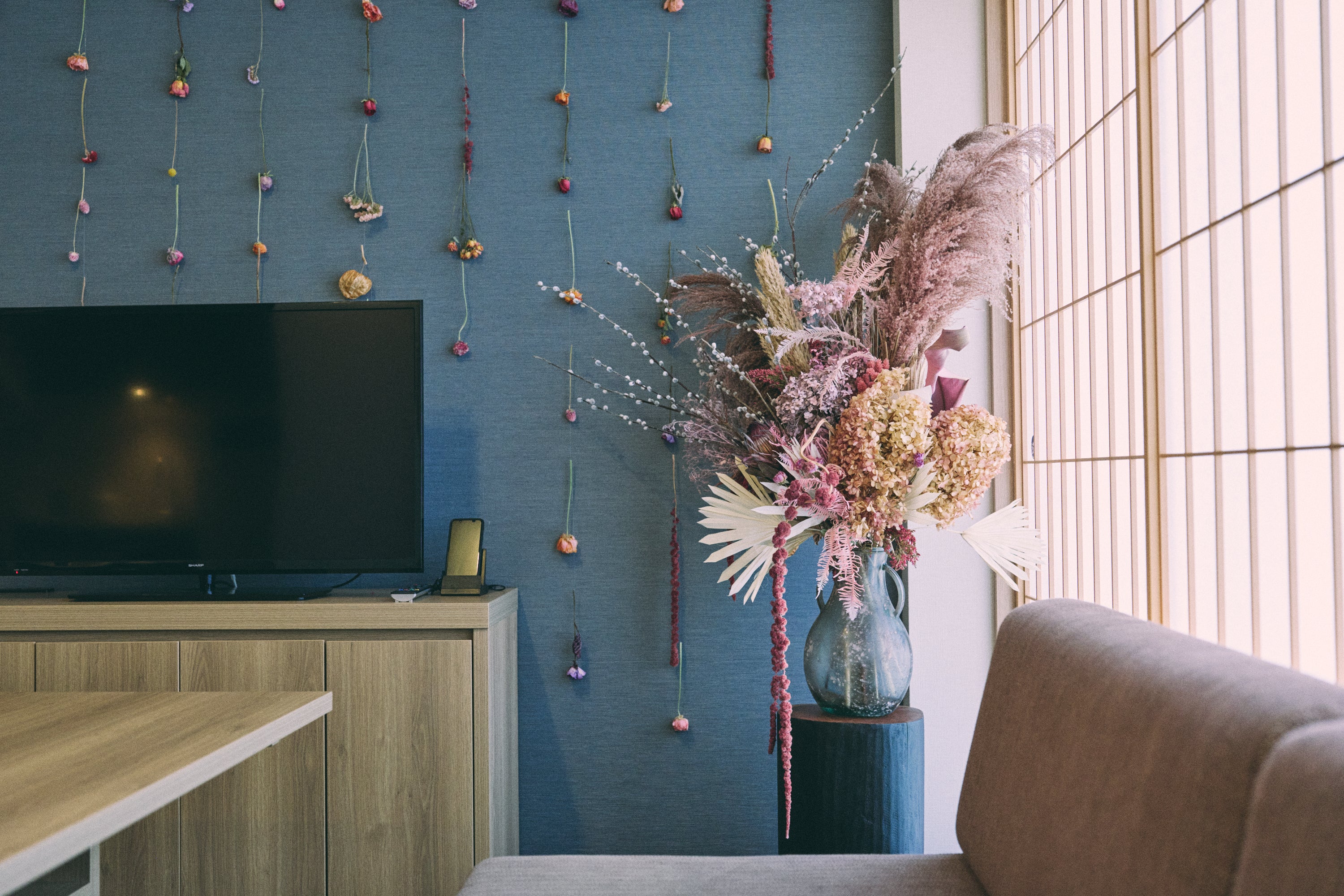 MIMARU東京 赤坂のエシカルステイで宿泊できる部屋。写真は、バラ、スターチス、ホオズキなどを活用し、華やかな装飾を施した「花、実の開きの部屋」。ほかに「土、根の地の部屋」「茎、葉の廻りの部屋」がある。