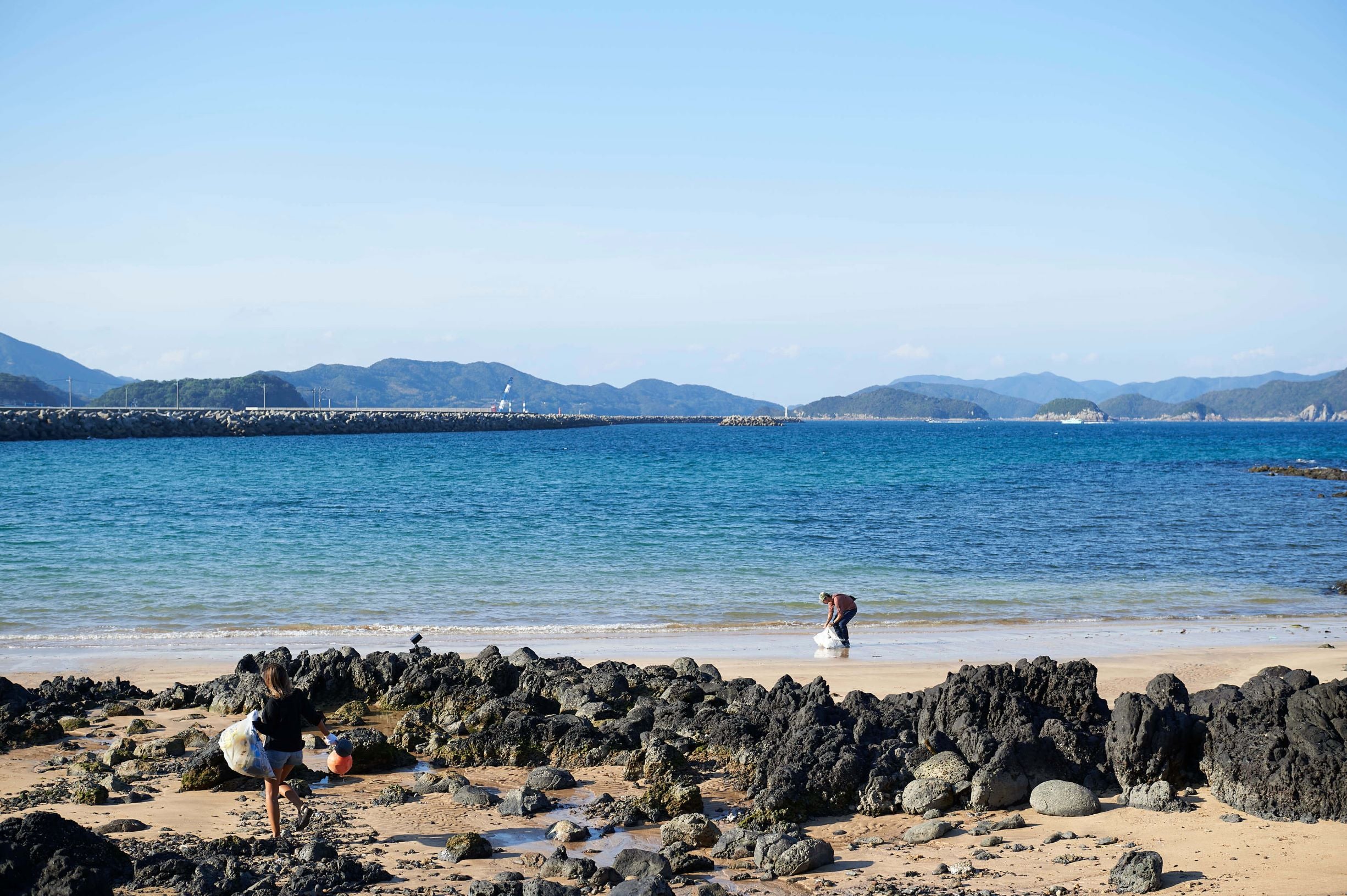 長崎県・五島列島の福江島で開催したビーチクリーンの様子。写真提供：阿部裕介