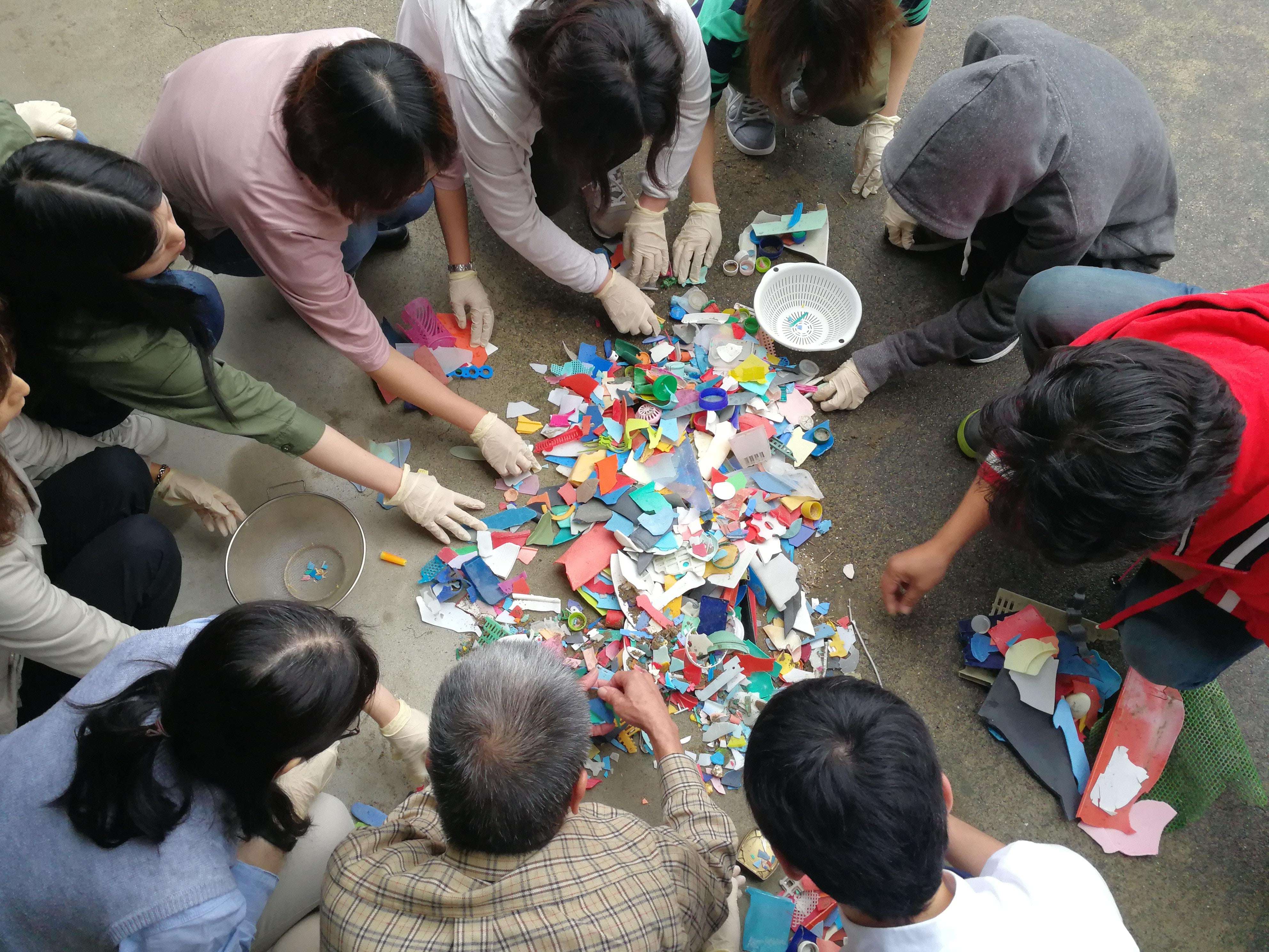 回収した海洋プラスチックから石やガラスなどを取り除き、きれいに洗浄する