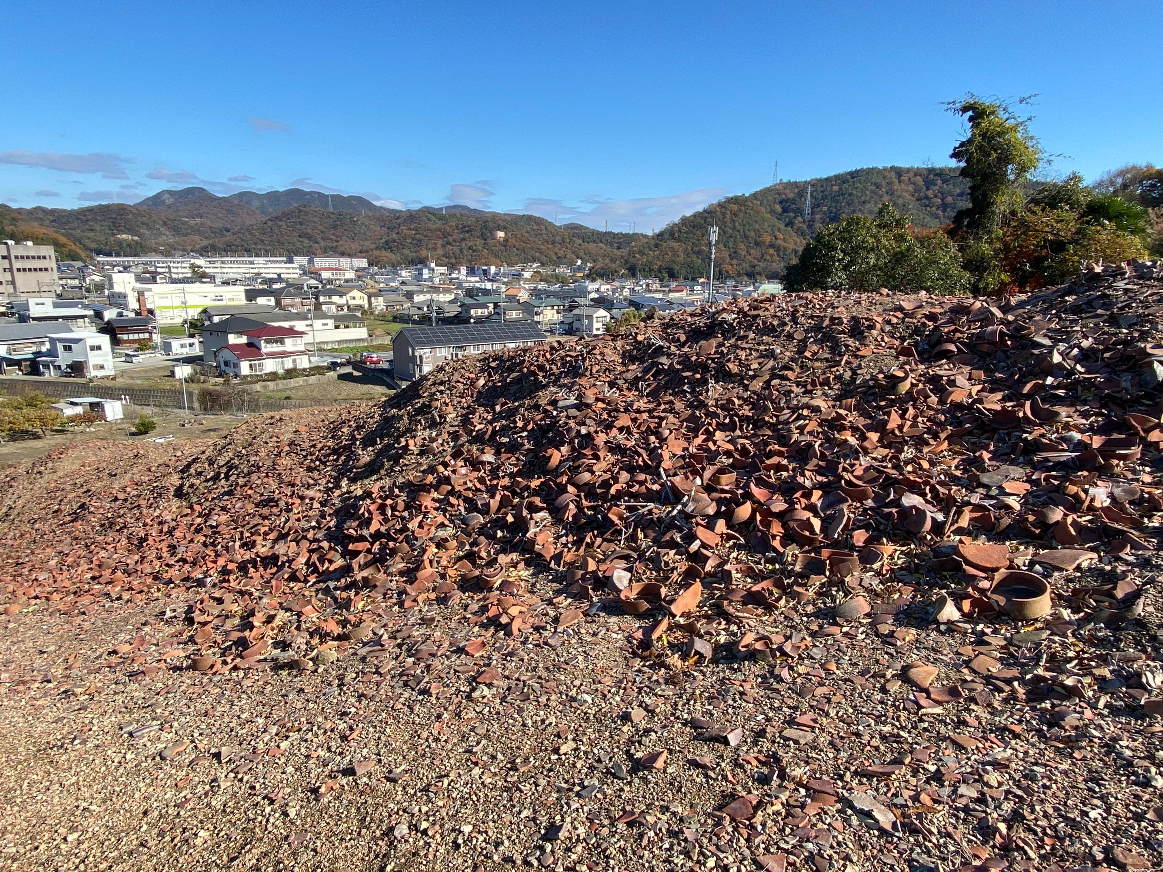 JR赤穂線伊部駅の南に位置する、伊部南大窯跡。平安〜明治時代に稼働していた大窯の跡地で、国指定文化財のひとつ、指定史跡とされる