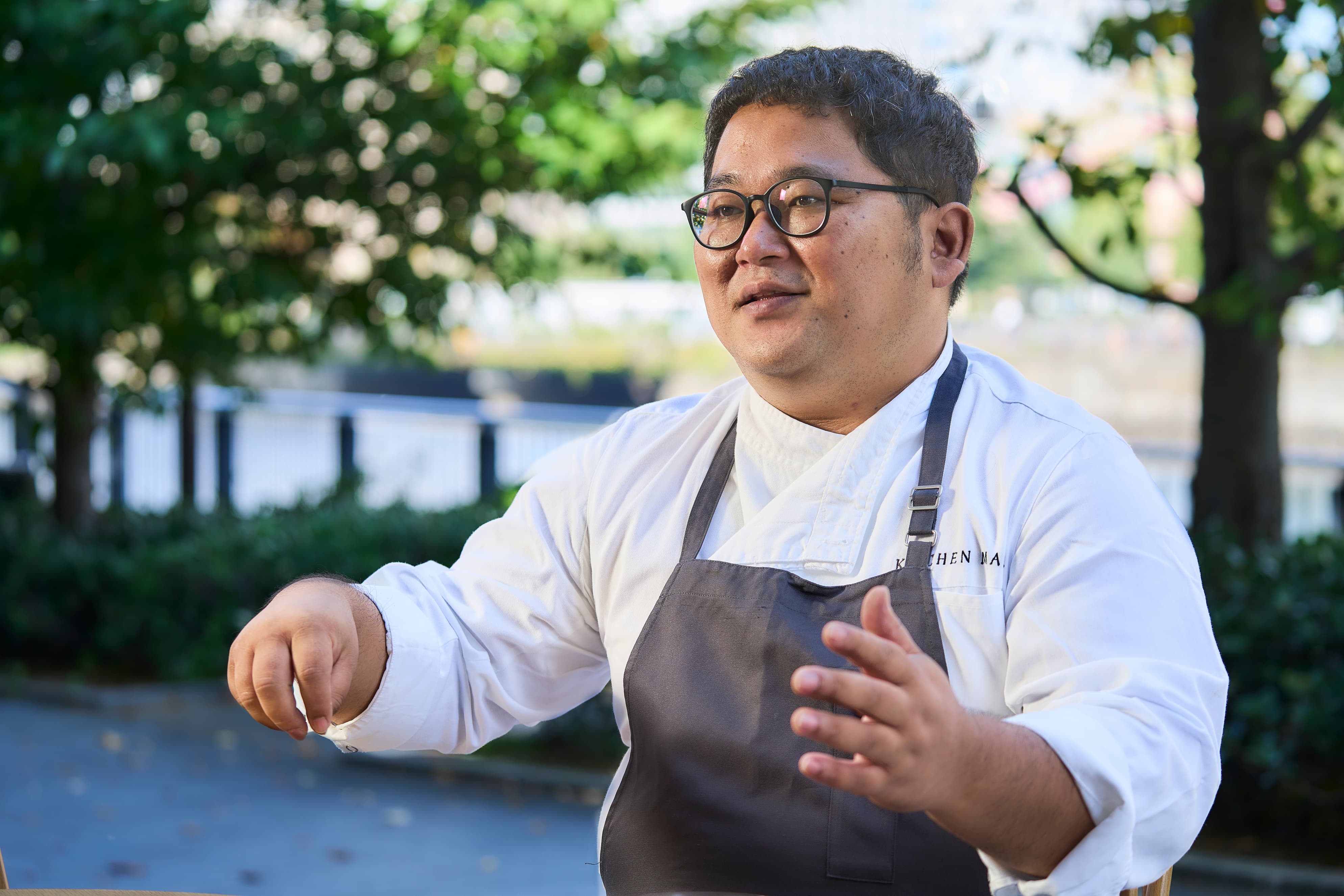 〈ハイショップカフェ〉総料理長である中神さんは、おいしくてサステナブルな料理を次々と開発。日本で初めてサステナブルレストラン三つ星の称号を手にした人だ。
