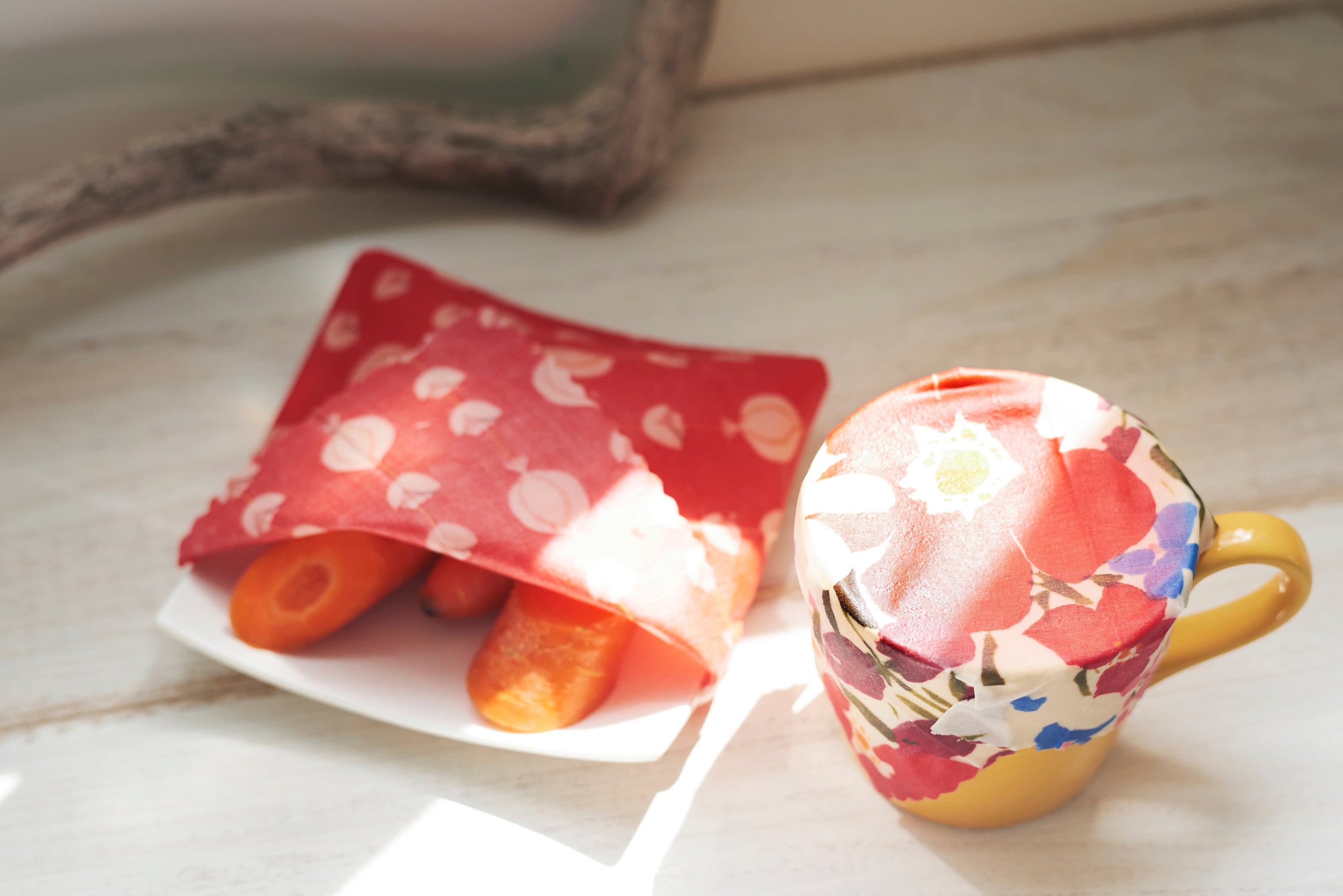 〈こけびー〉が作る“蜜ろうエコラップ”。抗菌作用がある蜜ろうの力で、食材を乾燥から守る。高熱や洗剤に弱い、また肉や魚には不向きとうう点に注意が必要。