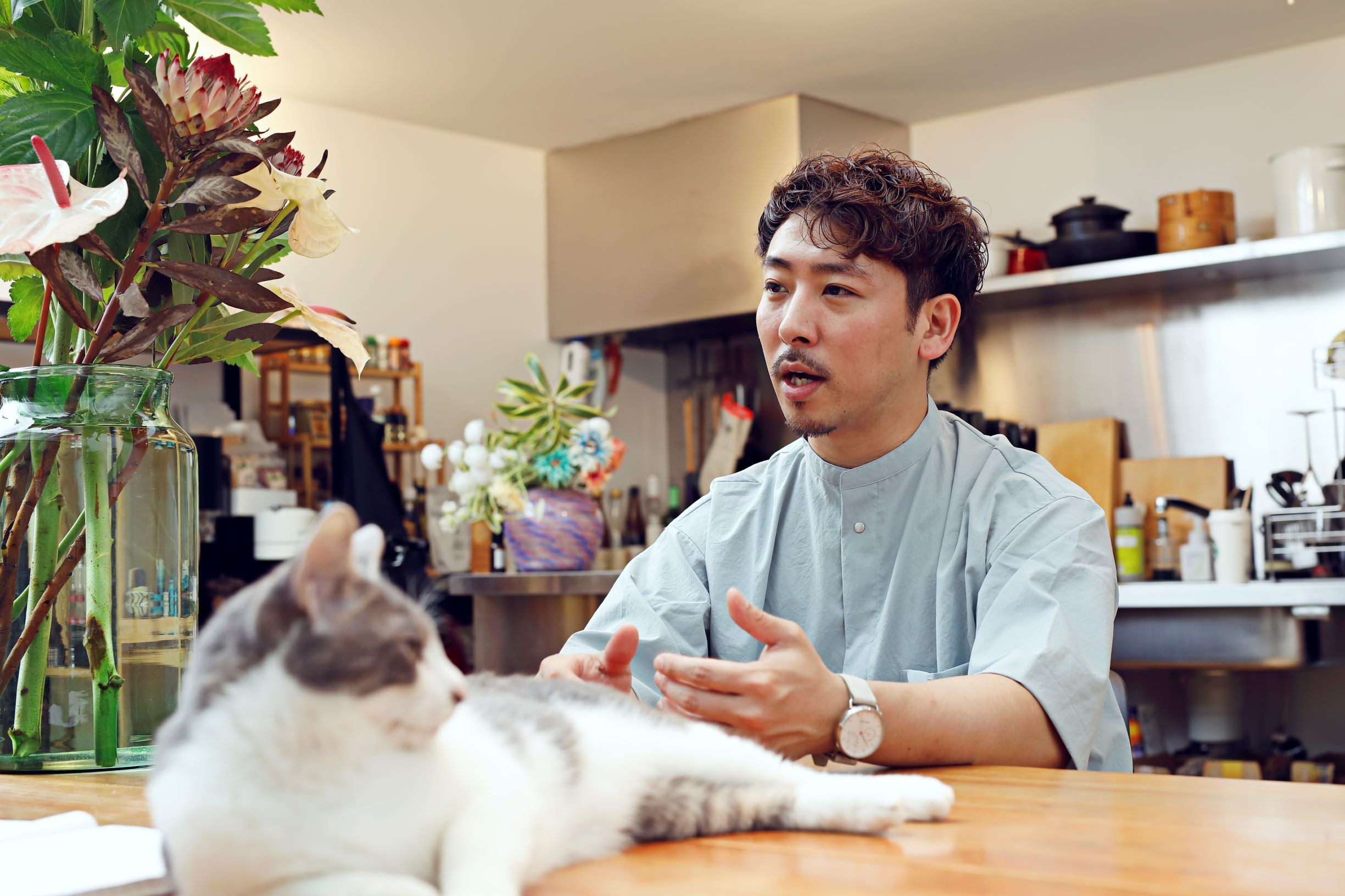 自宅では“ぬこ殿”と“わか様”、２匹の猫と暮らす。保護猫を引き取って家族として迎えたそう。