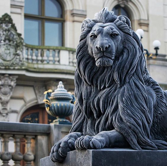 Sculpture de lion en pierre de sièges