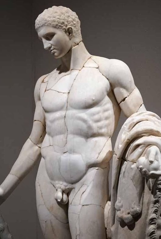 Statue d'Hercule, remontée à partir de 112 pièces