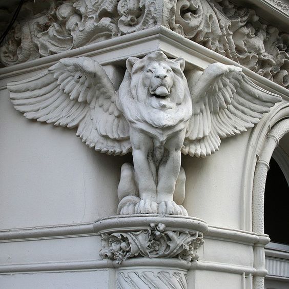 Sculpture de lion ailé