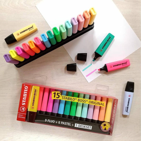 Textmarker Stabilo Boss Original, 15 culori / set, 9 culori fluorescente, 6 culori pastelate, cu suport de birou