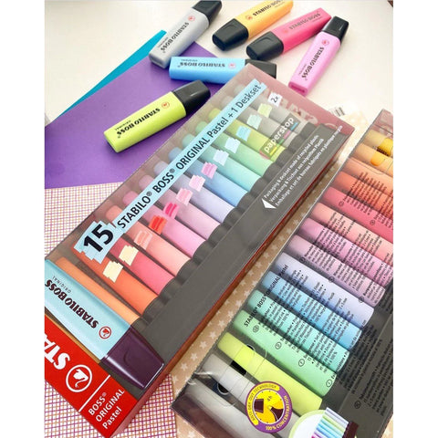 Textmarker STABILO BOSS Original, 15 culori / set, 9 culori fluorescente, 6 culori pastelate, cu suport de birou