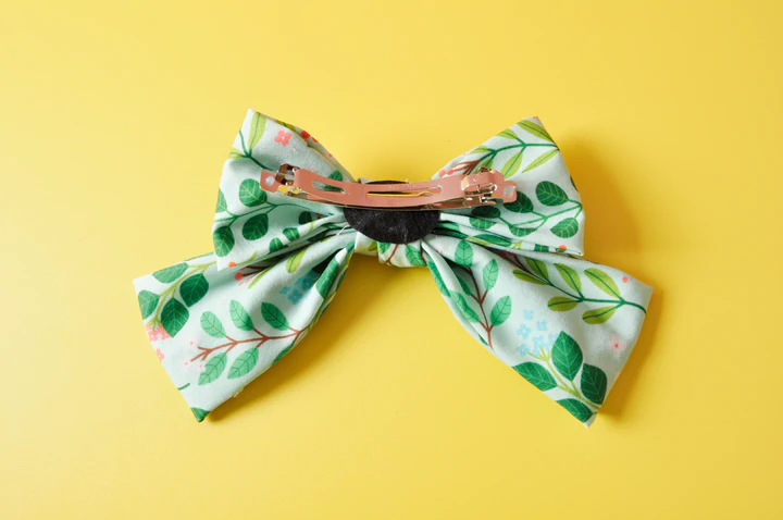 Daisy And Bees Design Bowknot Hair Clip