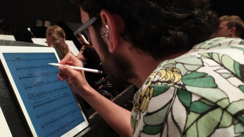 Newzik allows users to update the sheet music with an electronic pen