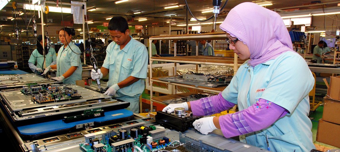 Arbeiter bei Toshiba Consumer Products Industries. Arbeiter montieren elektronische Produkte in einer Fabrik in Sitzkaran, Beka, Indonesien.