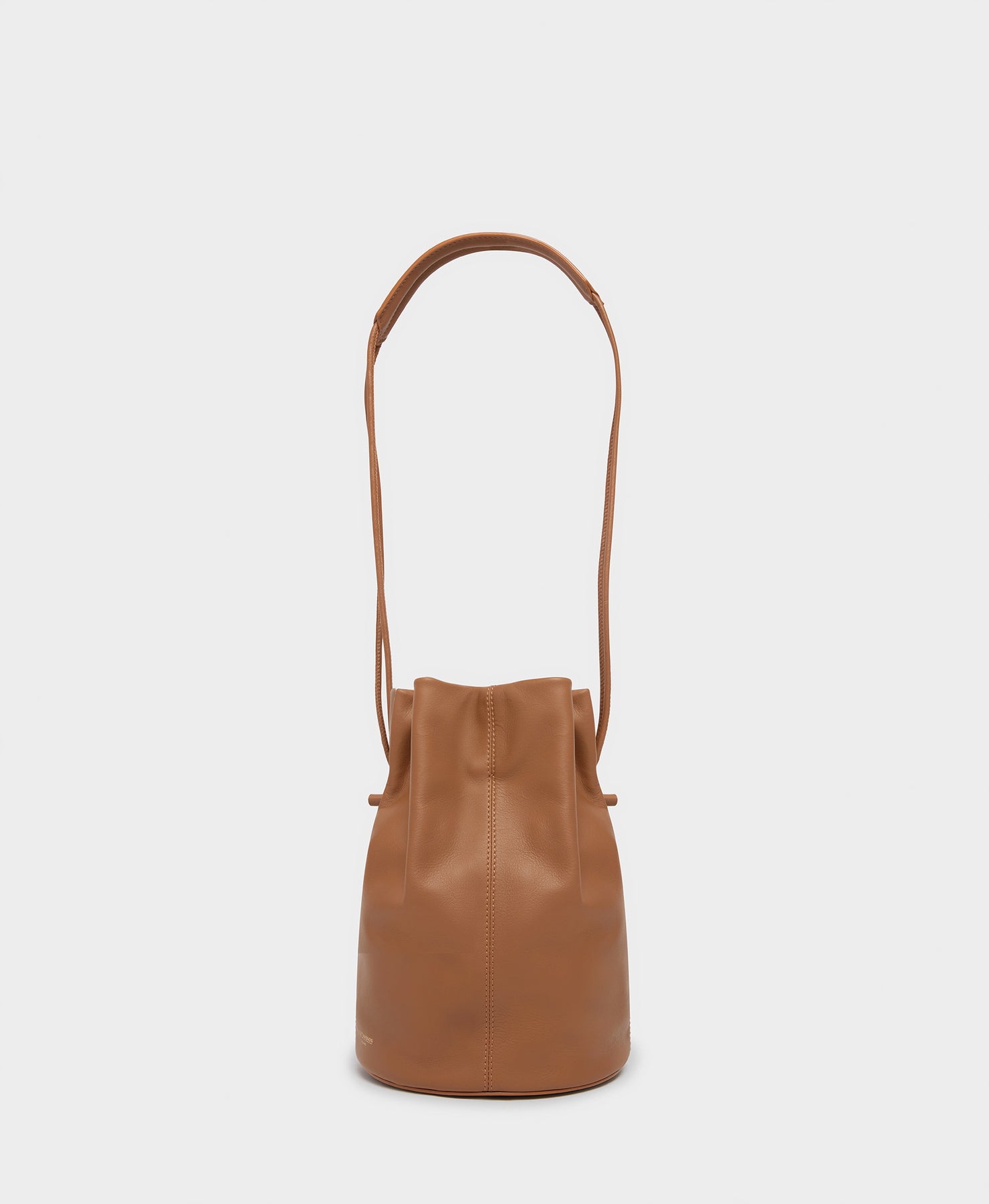 Bucket bag black grain – Totême