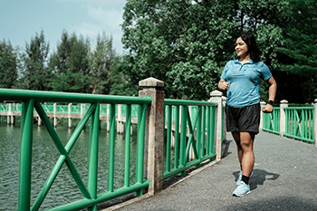 Anfängerin beim Walking für die Verbesserung der Ausdauer