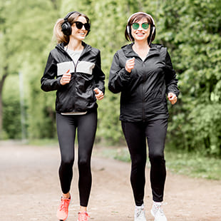 Zwei joggende Frauen in Trainingsanzügen