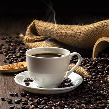 Tasse schwarzer Kaffee mit Kaffeebohnen