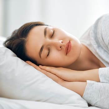 Frau schläft ohne Stress