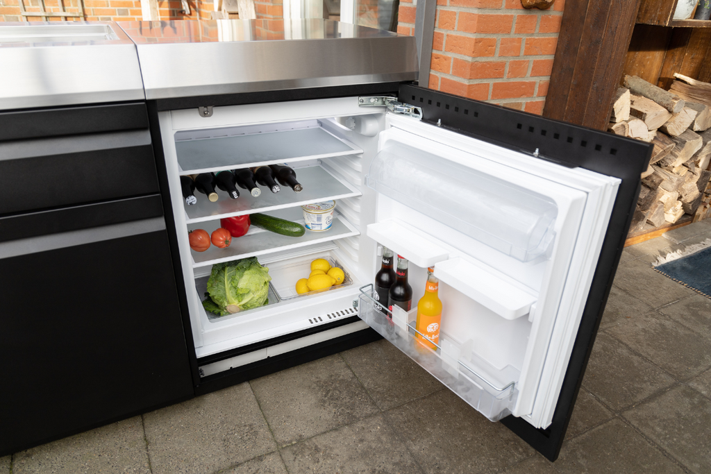 Ein geöffneter Kühlschrank in einer Outdoor-Küche