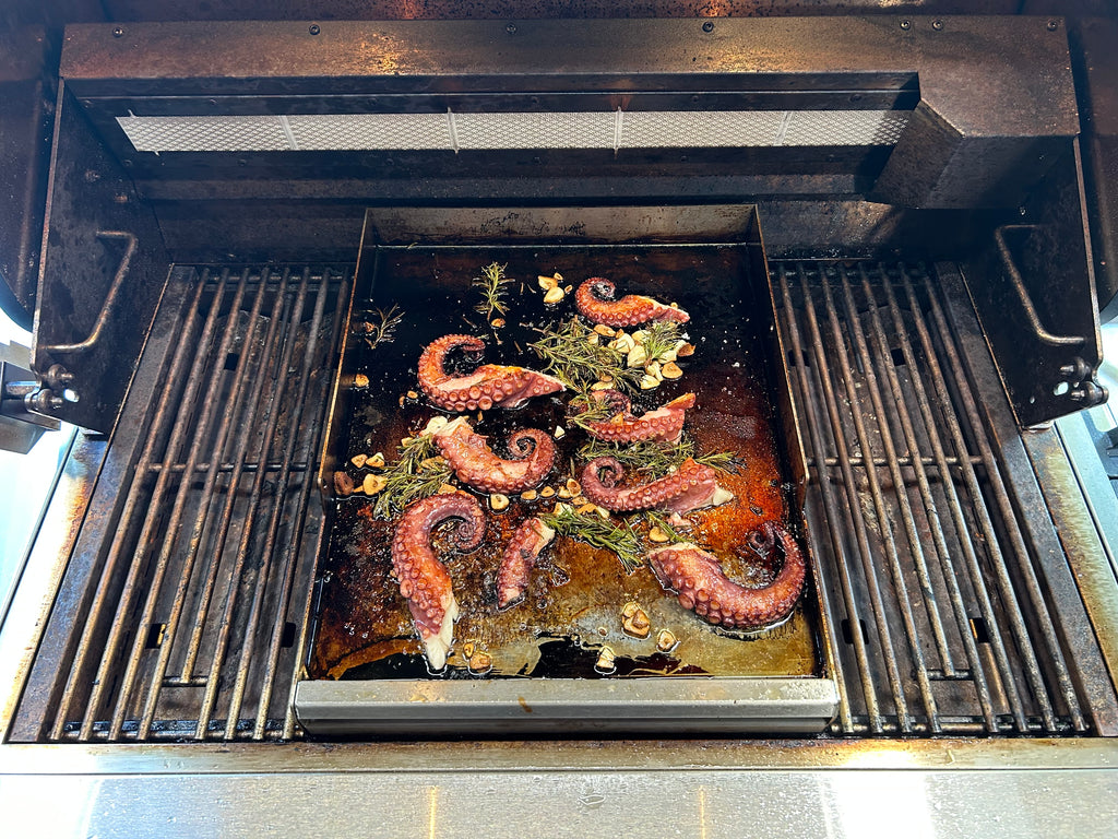 Oktopus, der auf einer Plancha gebraten wird