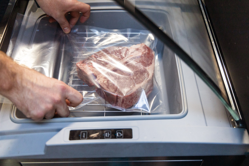 Steak in den Vakuumierer legen