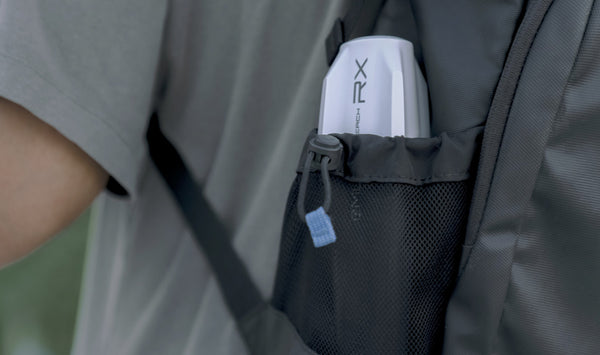 Emlid Reach RX som ligger i lommen på en rygsæk
