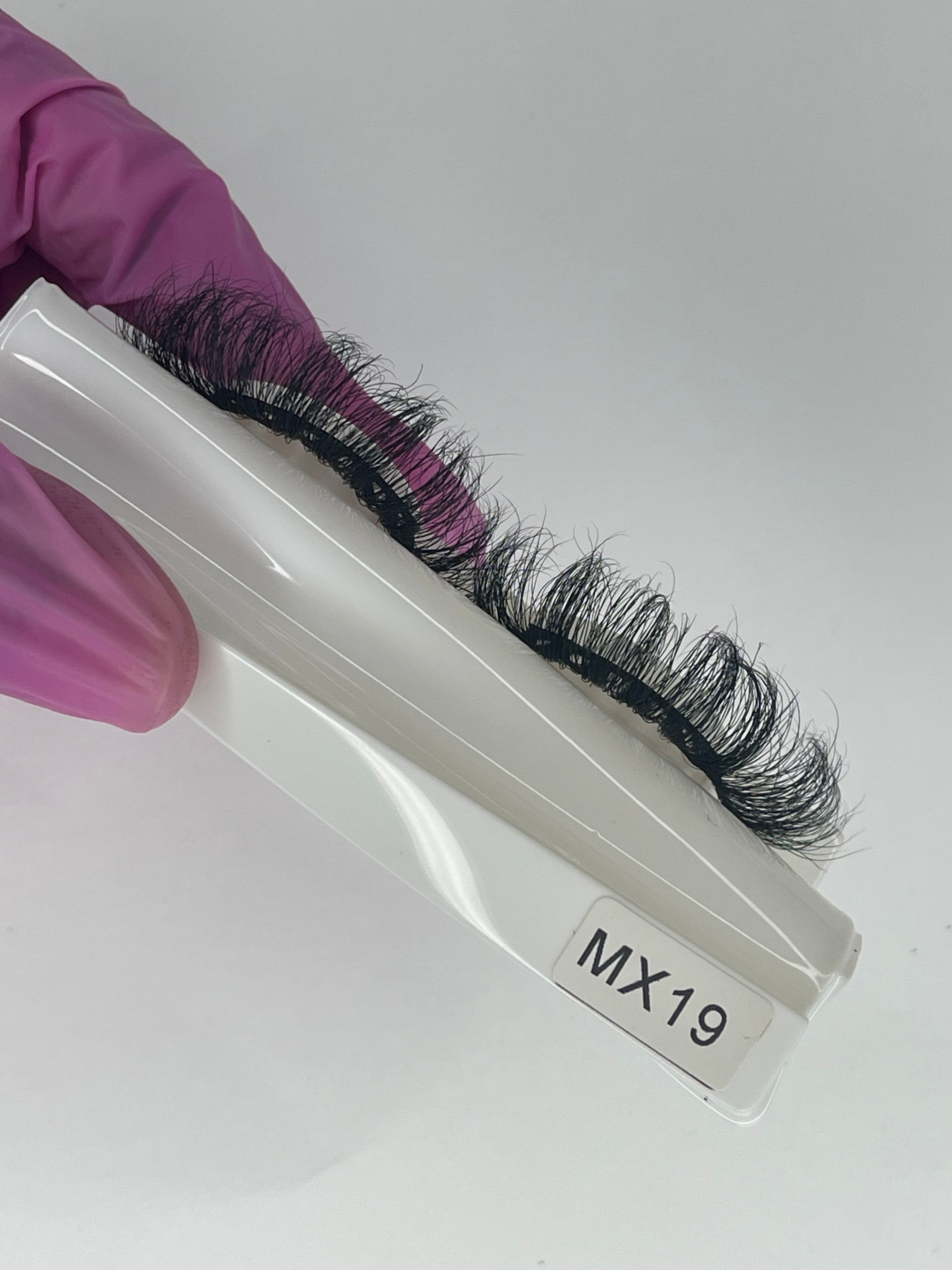 MX19: Luxurious 25mm Fluffy Mink Eyelashes with Long-lasting Volume