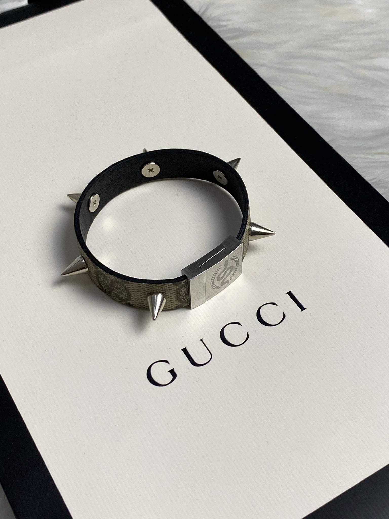 gucci spike watch