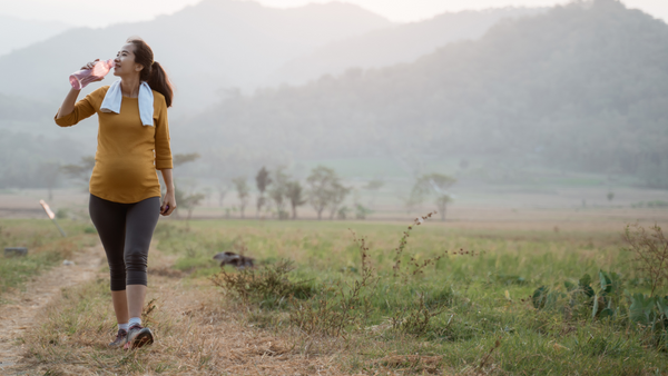 donna-incinta-passeggiata-in-natura