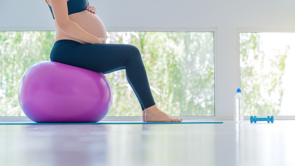 donna incinta che fa pilates