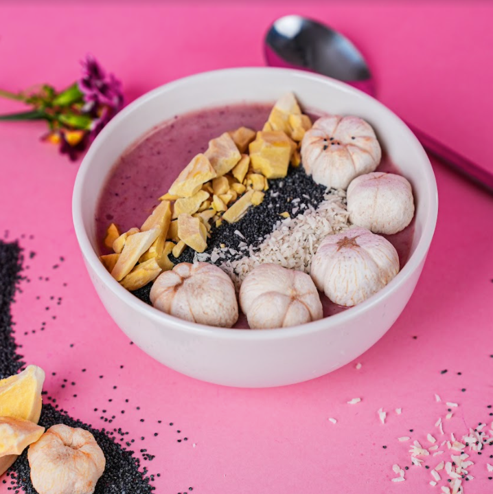 Freeze-dried fruit: smoothie bowl with freeze-dried mangosteen