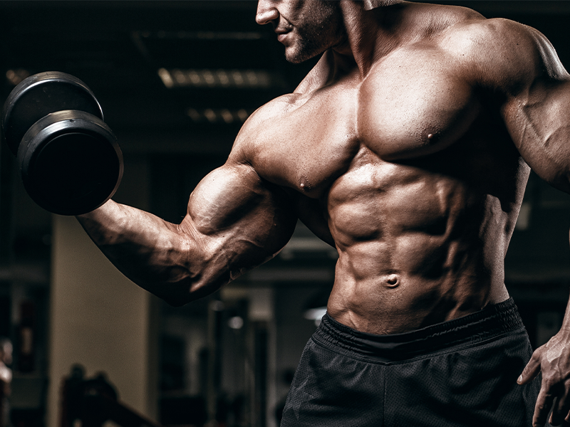 Man works out while clean bulking