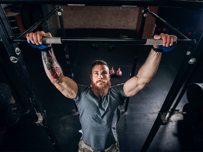 Bodybuilder does pull ups