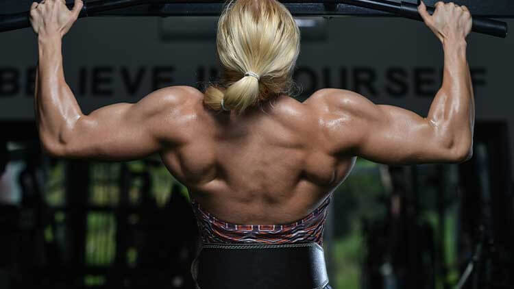 lady does pull ups