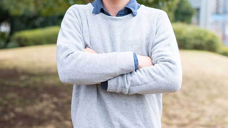 man hides man boobs with baggy shirt