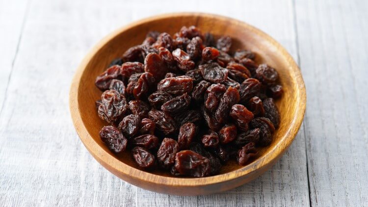 Raisins in bowl on table