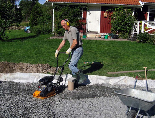 Makadamen måste bli ordentligt packad för att det ska bli bra