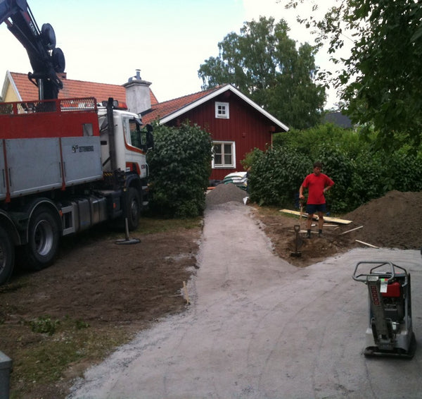 Både parkeringen och gången är nu vibbade