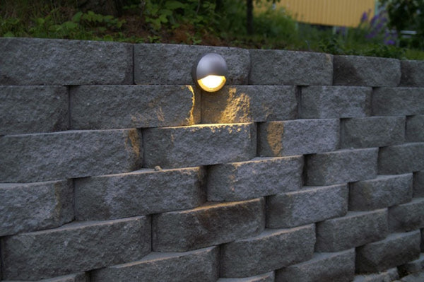 Lampan "Blink" förstärker murens reliefprofil