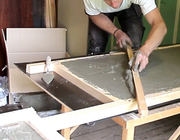 Med hjälp av en planka kan du jämna till det som blir undersidan av betongskivan. 