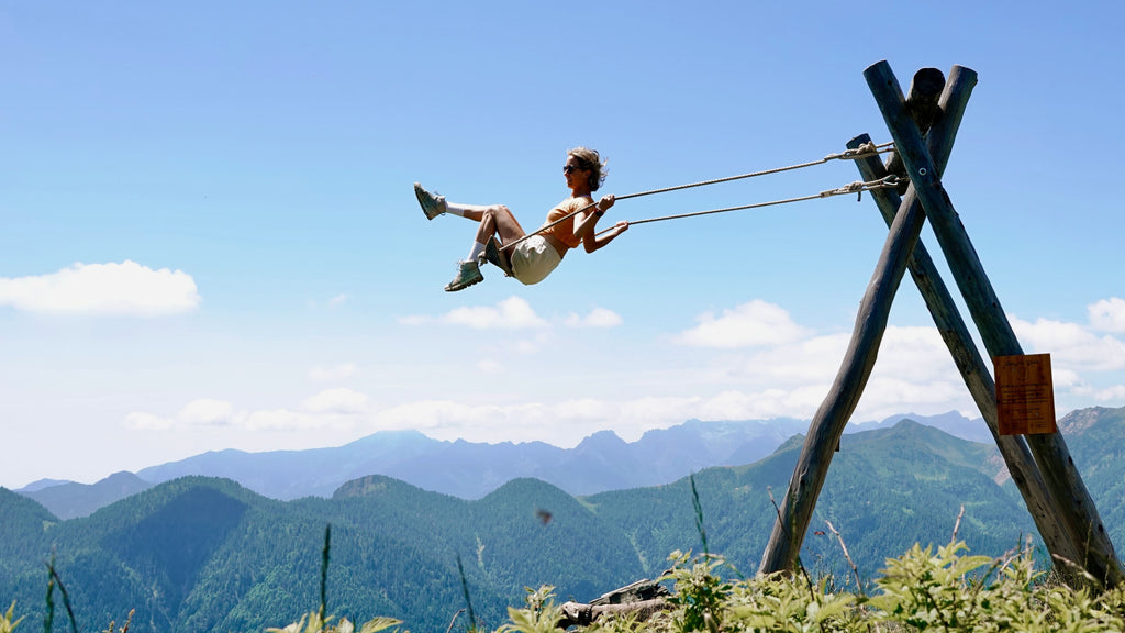 Escursioni da fare in Ticino: Dondolarsi sulle altalene di Swing The World sul Pizzo Zucchero in Valle Onsernone