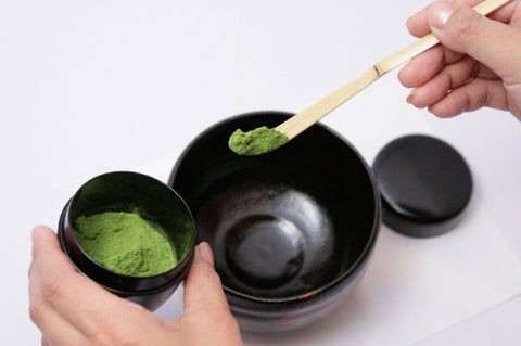 Matcha serveeritud traditsioonilises matcha kausis (chawan) kasutades bambusest matchalusikat (chashaku), millega saab iga kord ideaalse koguse teepulbrit ühe kausi jaoks.