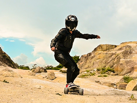 Fast electric skateboard