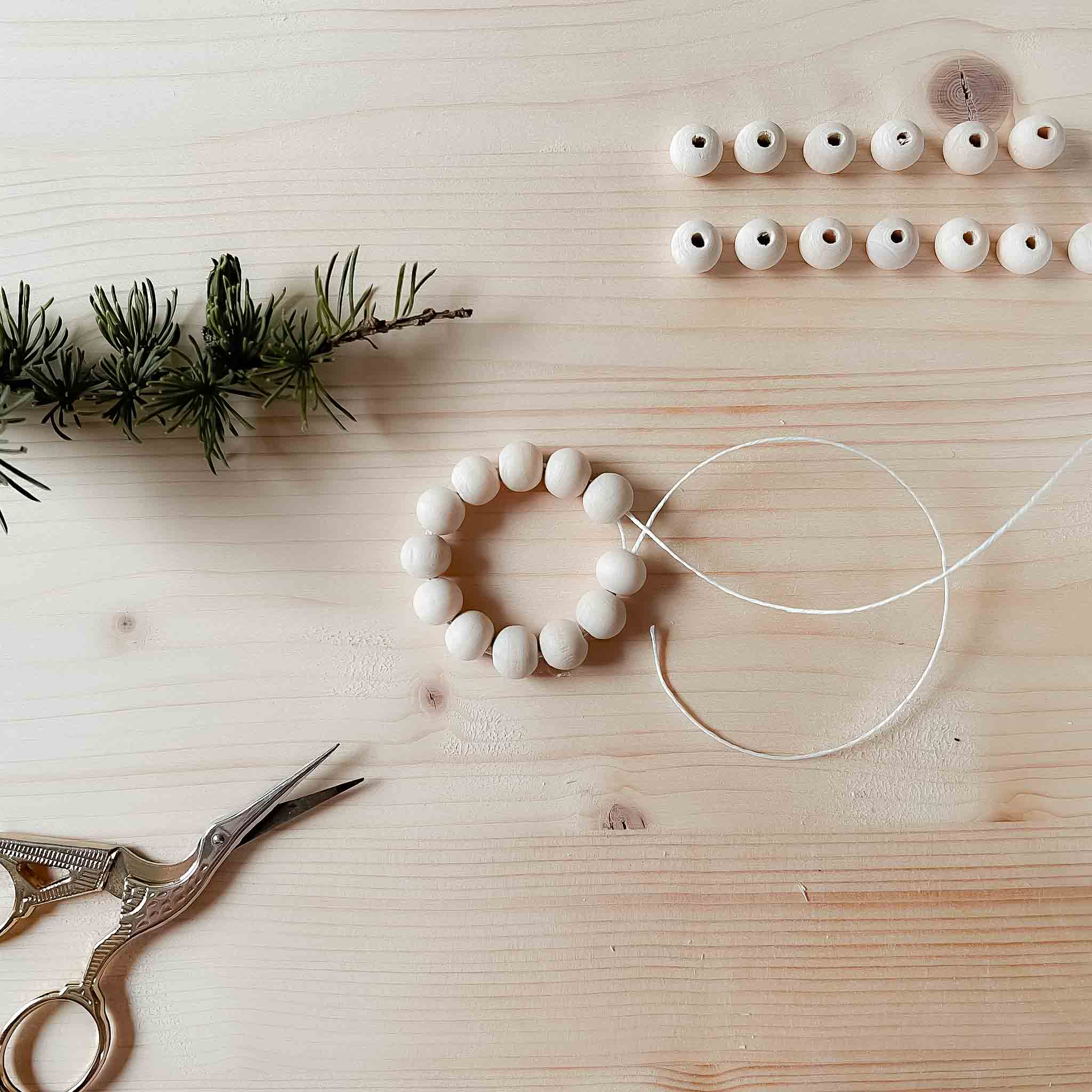 DIY Weihnachtsdeko: Sterne aus Holzperlen basteln