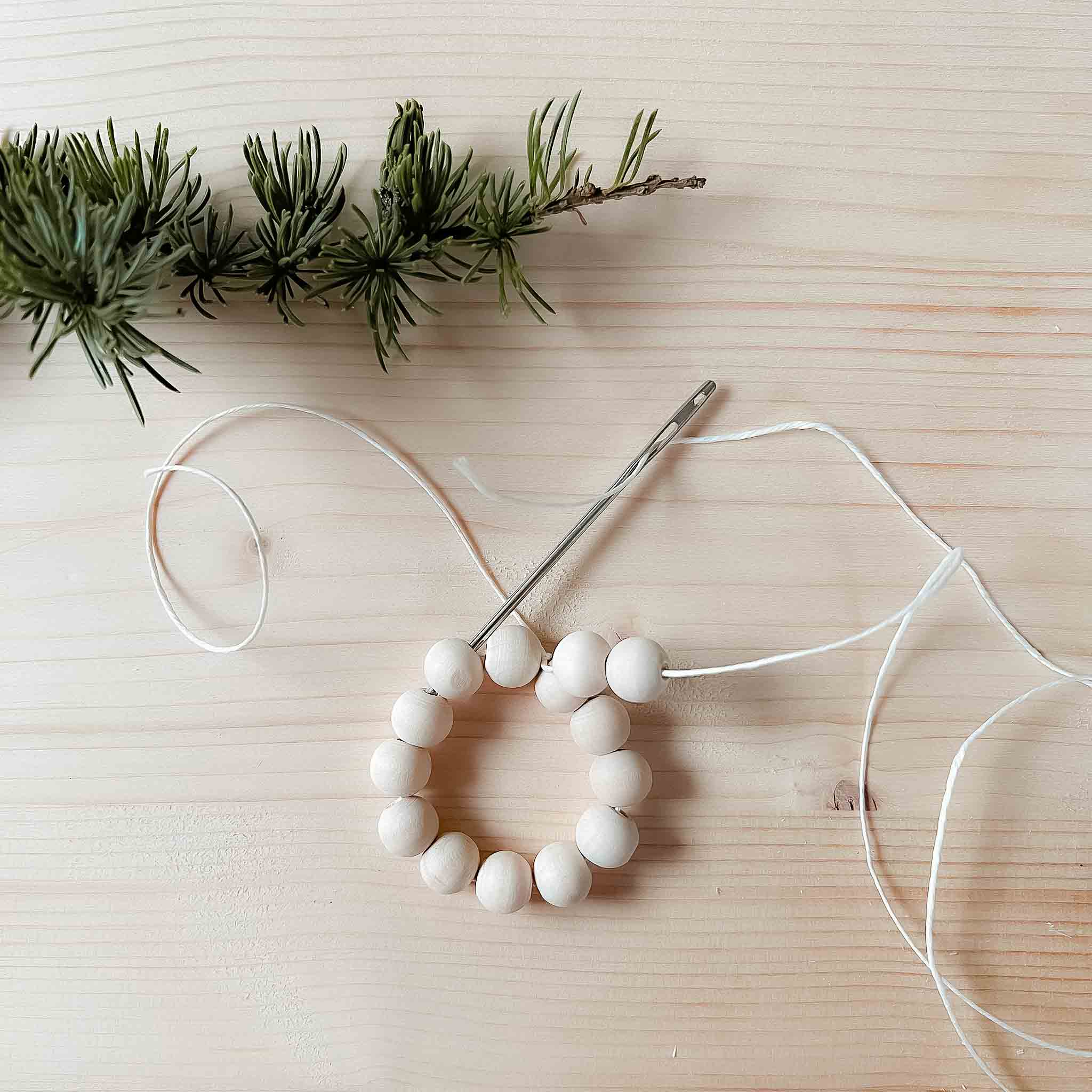 DIY Weihnachtsdeko: Sterne aus Holzperlen basteln