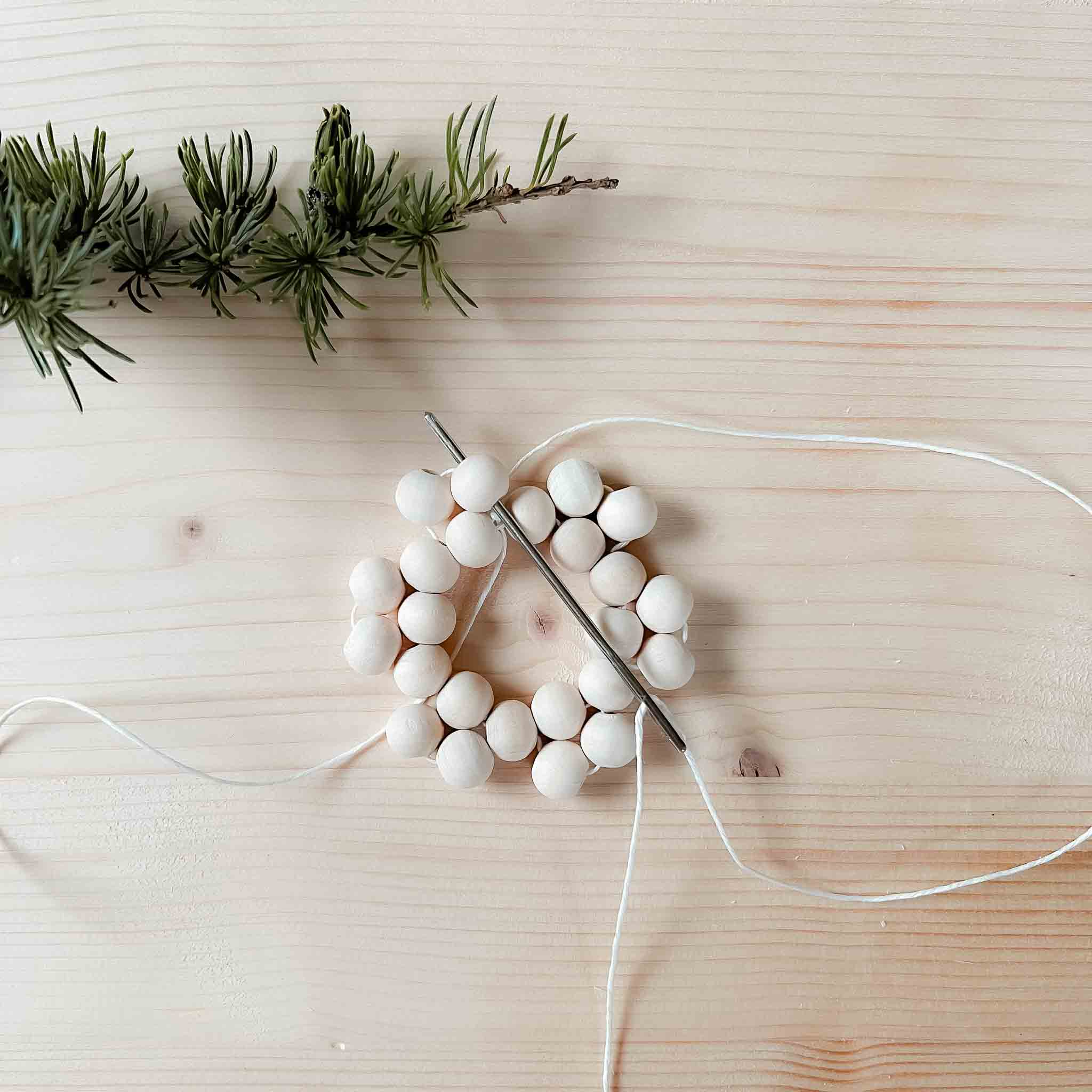 DIY Weihnachtsdeko: Sterne aus Holzperlen basteln