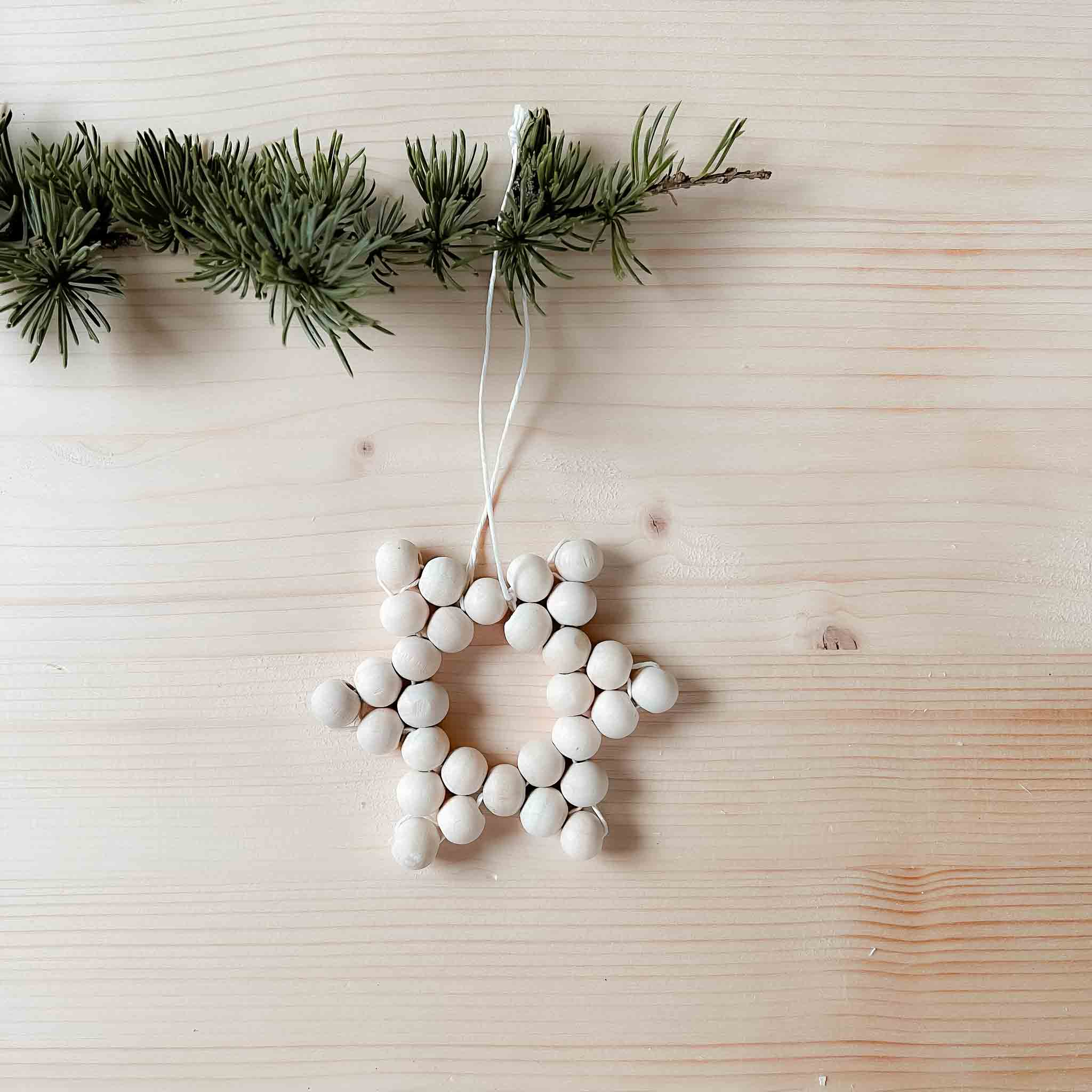 DIY Weihnachtsdeko: Sterne aus Holzperlen basteln