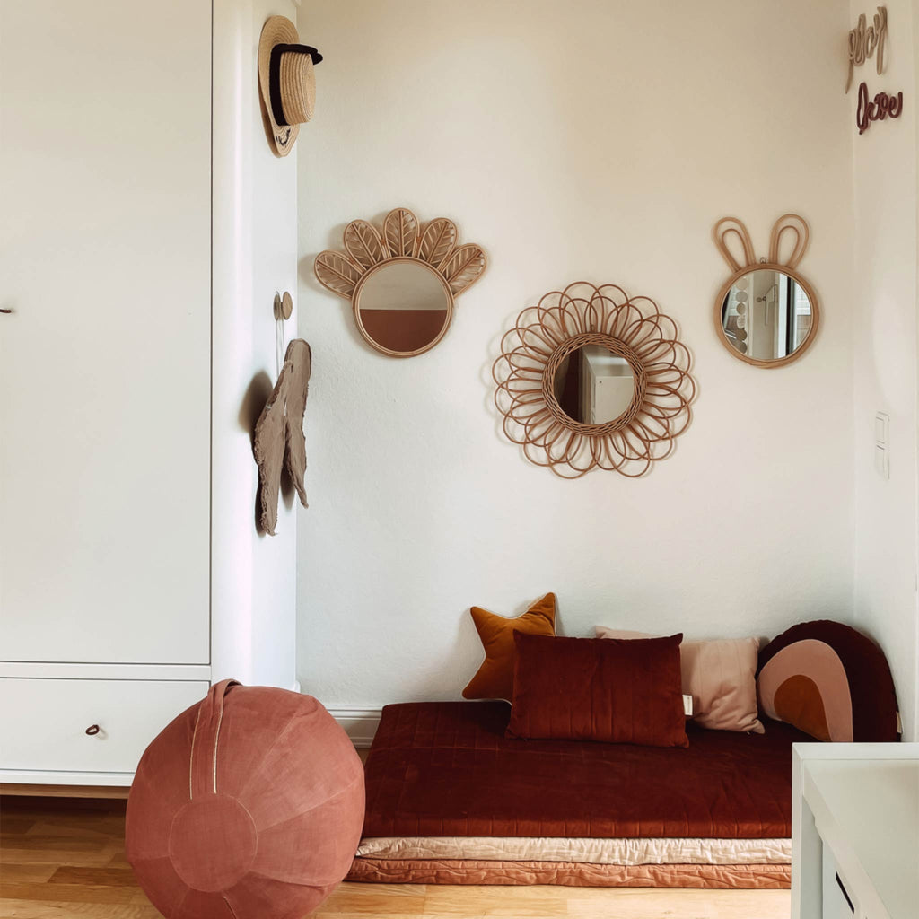 Kuschelecke bzw. Leseecke für Kinder im elterlichen Wohnzimmer. Spielzeug wird unsichtbar in einem Schrank aufbewahrt.