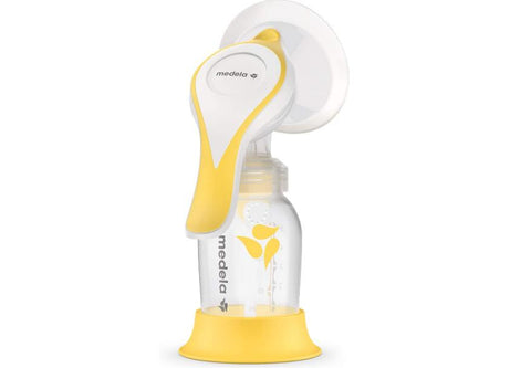 medela-manual-pump-for-working-mom