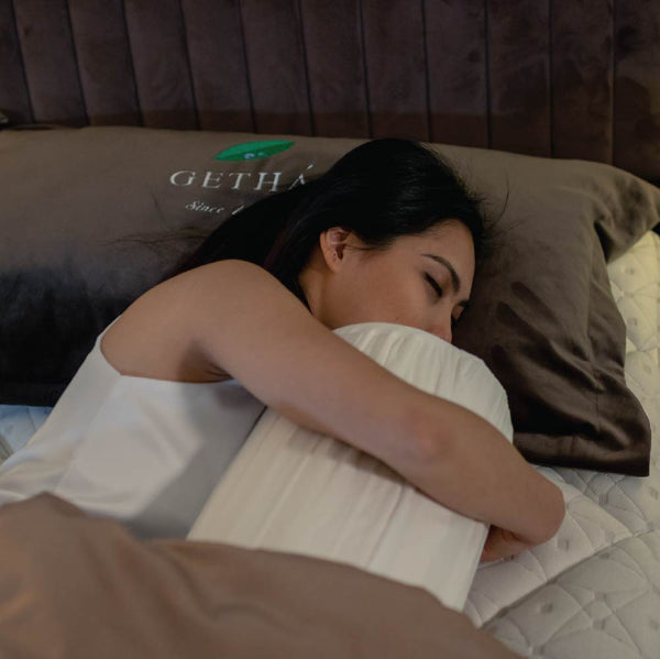 The Getha Lux Bolster is an excellent choice for side-sleeping adults. The bolster can help to improve spinal alignment by providing support to the spine and helping to keep it in a neutral position. This can help to reduce pain and discomfort in the back and neck, as well as improve posture.